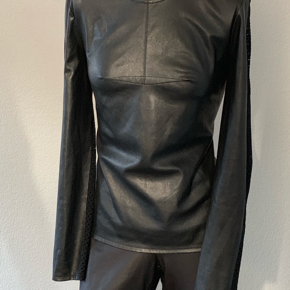 $109‼️BCBGMAXAZRIAGROUP black top size M